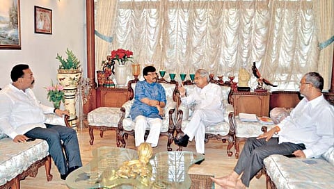 शिवसेना नेते संजय राऊत यांची डॉ. प्रतापसिंह जाधव यांच्याशी चर्चा