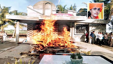 बेंबळे : मिटकलवाडी (ता. माढा) : येथील सासरी घरासमोर अंत्यसंस्कार करतानाचे द़ृश्य.