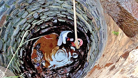 सातारा : कळशीभर पाण्यासाठी उतरावे लागते विहिरीत