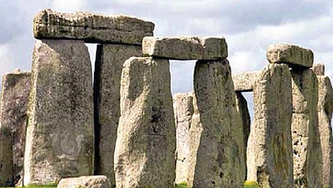 स्टोनहेंजमध्ये पाच हजार वर्षांपूर्वीचे मानवनिर्मित खड्डे