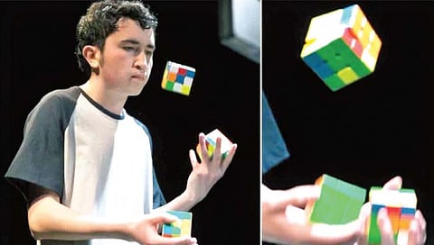 तीन रुबिक्स क्यूब चक्क हवेत उडवून सोडवण्याचा विक्रम