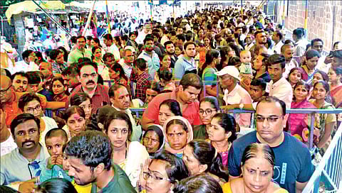 पर्यटक, भाविकांनी कोल्हापूर फुलले