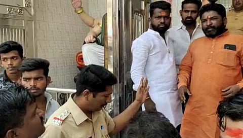 सोलापूर : मनसे कार्यकर्त्यांना पाेलिसांनी भोंगे वाजवण्यापासून रोखले