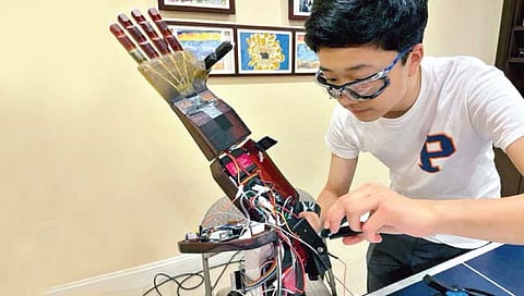 सतरा वर्षांच्या मुलाने बनवला रोबोटिक आर्म