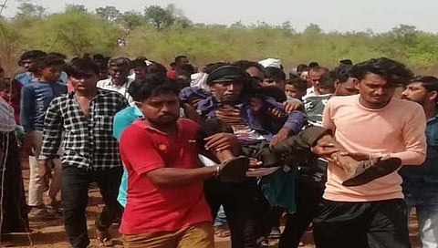 वाघाच्या हल्ल्यात जखमी झालेल्या विकास यांना ग्रामस्थांनी रुग्णालयात दाखल केले.