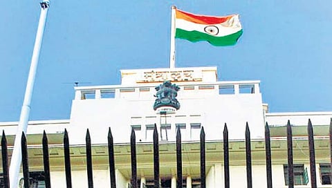 मुंबई : मर्जीतील सनदी अधिकारी पाच वर्षांपासून एकाच खात्यात