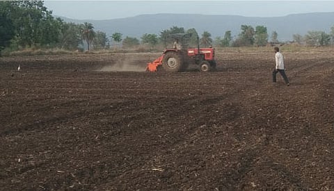 टाकवे बुद्रुक येथे भाग शेतीसाठी ट्रॅक्टरच्या साह्याने मशागत करण्याचे काम सुरु आहे.
