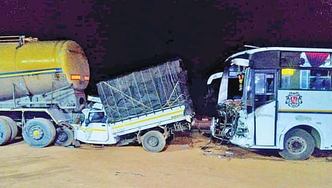 खेडनजीक तीन अपघात; एक ठार तर तिघे गंभीर