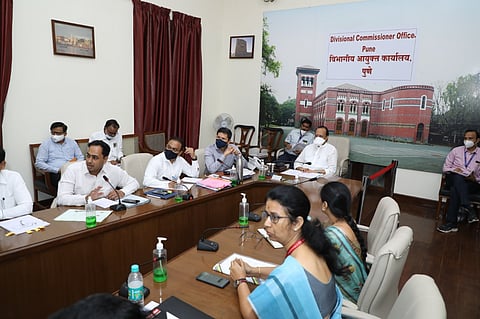 जि.प. मध्ये एका बैठकीत अॅपचे उद्घाटन करताना अजित पवार व मान्यवर