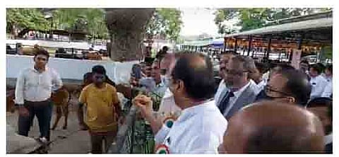 कृषी महाविद्यालयातील प्रदर्शनाची पहाणीकरताना उपमुख्यमंत्री अजित पवार