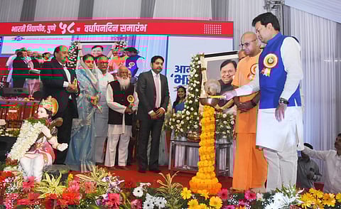 भारती विद्यापीठाच्या ५८ व्या वर्धापन दिन प्रसंगी दीप प्रज्वलन करताना सांस्कृतिक खात्याचे मंत्री अमित देशमुख व इतर मान्यवर