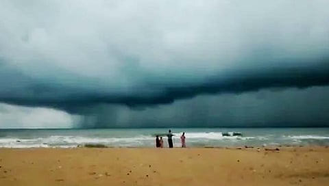 Asani cyclone : असनी चक्रीवादळ पोहोचले आंध्र प्रदेशमध्ये; समुद्र किनाऱ्यावर मुसळधार पाऊस