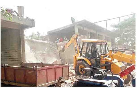 अखेर ‘त्या’ अनधिकृत बांधकामावर हातोडा