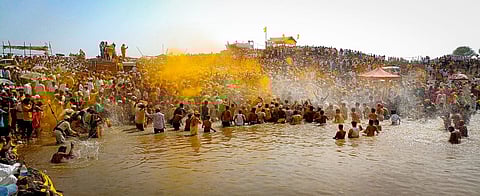 कऱ्हा नदीवर श्री खंडोबा देवाला स्नान घालून भंडाऱ्याची उधळण