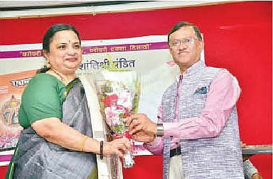 डॉ. शांतीश्री पंडित यांचा डॉ. ज्ञानेश्वर मुळे यांच्या हस्ते सत्कार करण्यात आला.