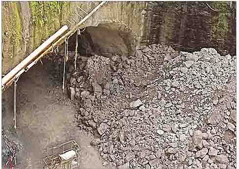 बुधवार पेठ मेट्रो स्थानक येथे पहिला बोगदा दिसत असून, त्यालगत दुसरा बोगदा खोदणारे टीबीएम लवकरच पोहोचणार आहे.