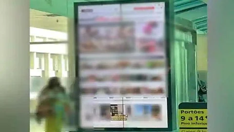 Porn : हॅकर्सनं एअरपोर्टवरील डिस्प्ले स्क्रीन केली हॅक अन् प्रवाशांना दाखवली पॉर्न फिल्म!