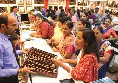 Pimpri: Crowds rush to buy gold for Akshaya Tritiya