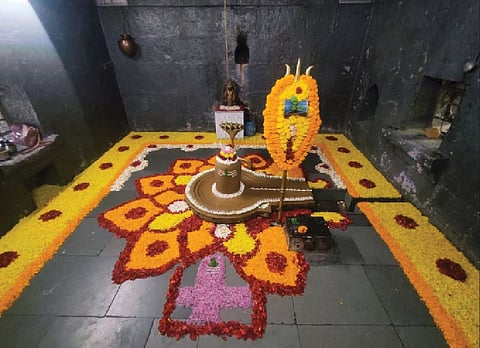 तळेगाव दाभाडे : अक्षय्य तृतीयानिमित्त बनेश्वर महादेवांना चंदनउटी