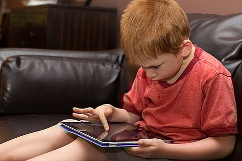 सावधान लहान मुले होत आहेत अटेंशन सिकर; मोबाईल, टीव्ही पाहण्याचे प्रमाण वाढले