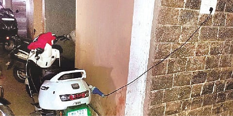 फुकटात ‘चार्जिंग; जिल्हाधिकारी कार्यालयात सरकारी विजेचा गैरवापर