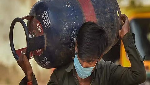 Commericial LPG Cylinder : व्यावसायिक सिलिंडर पुन्हा एकदा महागले