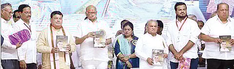 बोधेगावः ‘विधान मंडळातील बबनराव ढाकणे’ पुस्तकाचे प्रकाशन करताना खासदार शरद पवार, बबनराव ढाकणे, पालकमंत्री हसन मुश्रीफ आदी.