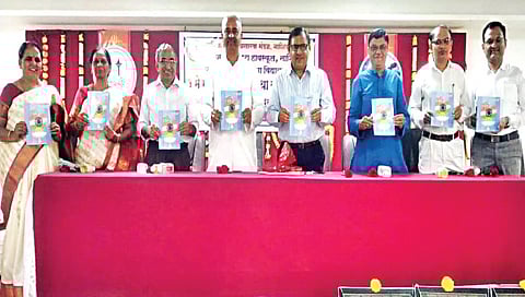 सिडको : नाशिप्र संस्थेच्या वर्धापन कार्यक्रमाप्रसंगी बोलताना डॉ. राजेंद्र कलाल. समवेत अश्विनीकुमार येवला, प्रसाद कुलकर्णी, मयूर कपाटे, मिलिंद कचोळे, विलास पुरकर, स्मिता पाठक, यशश्री कसरेकर, सुचेता कुकडे, अविनाश कुलकर्णी व मीनल बर्वे.