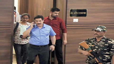 मुंबई : तब्बल तेरा तास चौकशी केल्यानंतर परिवहन मंत्री अनिल परब यांच्या मंत्रालयासमोरील शासकीय निवासस्थानातून बाहेर पडताना ईडीचे अधिकारी.