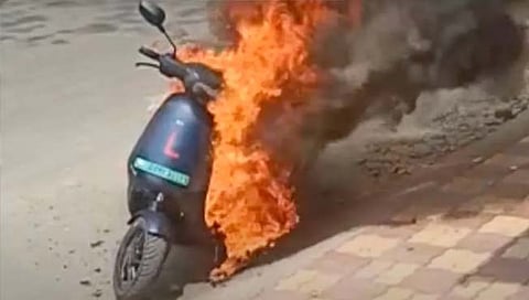 Electric bike : इलेक्ट्रिक दुचाकींना आग लागण्याच्या घटनांची सखोल चौकशी होणार : अरमाने
