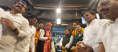 निरा- नरसिंहपूर येथे विरोधी पक्षनेते देवेंद्र फडणवीस, प्रवीण दरेकर यांनी लक्ष्मी- नृसिंहाचे दर्शन घेतले.