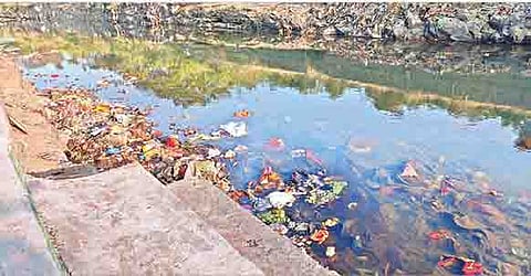 मुठा उजवा कालव्यात इतकी घाण आहे, की तो कालवा नसून नालाच आहे, असे वाटते.