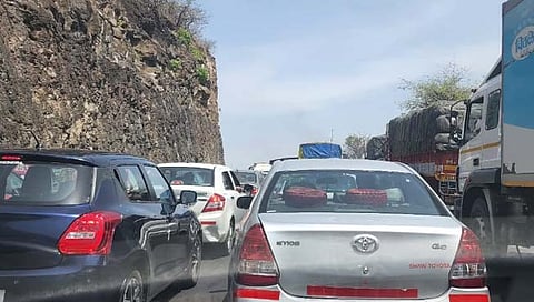 खंबाटकी घाटात मेगाब्लॉक, वाहतूक कोंडीत अडकलेले वाहन चालक घामाघूम