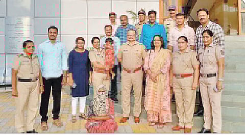 मुलीची सुखरूप सुटका केल्यानंतर कोरेगाव पार्क पोलिस व आरोपी महिला.