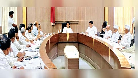 किसन वीर कारखान्यात एंट्री करताच नितिनकाका पाटील यांनी अधिकार्यांची बैठक घेतली.