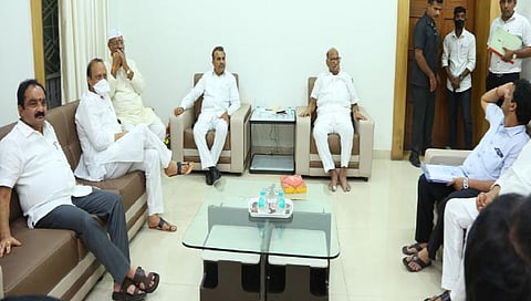 किसन वीर कारखान्याच्या अनुषंगाने खलबते करताना खा. शरद पवार, ना. अजित पवार, खा. श्रीनिवास पाटील, आ. मकरंद पाटील, नितीनकाका पाटील व इतर.