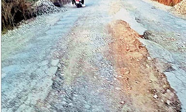 कुकाणा-घोडेगाव रस्त्याची दुरावस्था; रस्ता दुरुस्त न केल्यास रास्ता रोको आंदोलन