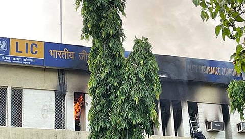 मुंबई : विलेपार्ले LIC कार्यालयाच्या इमारतीला भीषण आग