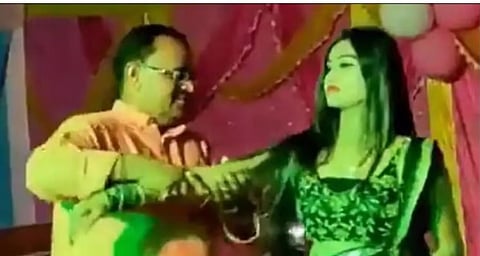 JDU MLA Gopal Mandal : ‘जेडीयू’चे आमदार भोजपुरी गाण्यावर बारबालांसोबत थिरकले!, म्हणाले, ” म्युझिक वाजलं की…”