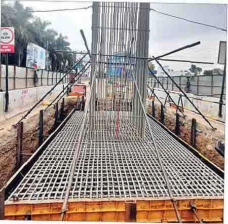 हिंजवडी फेज-2 येथे मेट्रोच्या स्थानकाचा पाया घेत खांब उभारणीचे काम सुरू झाले आहे.