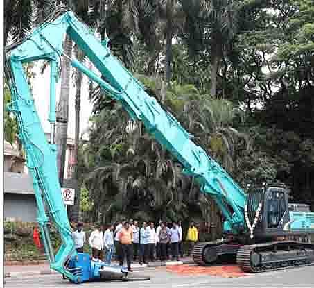अनधिकृत बांधकामांवरील कारवाईसाठी पालिकेने खरेदी केलेले मेकॅनिकल माउंटेड जॉ क्रशर मशिन.
