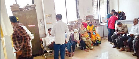 सर्व्हर डाऊनमुळे मिळकतकर भरण्यासाठी तासन्तास ताटकळत बसलेले नागरिक. (छाया ः किशोर बरकाले)