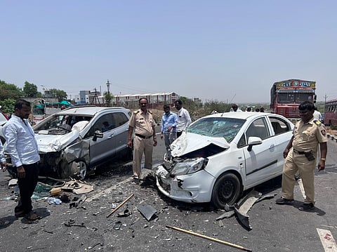 कुरकुंभमध्ये भीषण अपघात; लोखंडी बॅरेकट तोडून एक कार दुसऱ्या कारवर आदळली