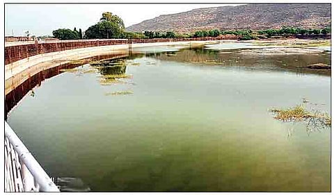 श्री क्षेत्र जेजुरीतील ऐतिहासिक पेशवे तलाव.