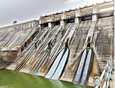 माणिकडोह (ता. जुन्नर) धरणाच्या भिंतीतून सुरू असलेली पाण्याची गळती.