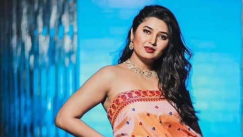 Prajakta Mali : प्राजक्ता ब्लाऊज घालायला विसरली का?