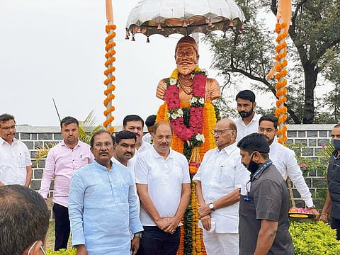 किल्ले पुरंदरवर छत्रपती संभाजी महाराजांच्या पुतळ्याला हार अर्पण केल्यानंतर शरद पवार, प्रविण गायकवाड व अन्य.