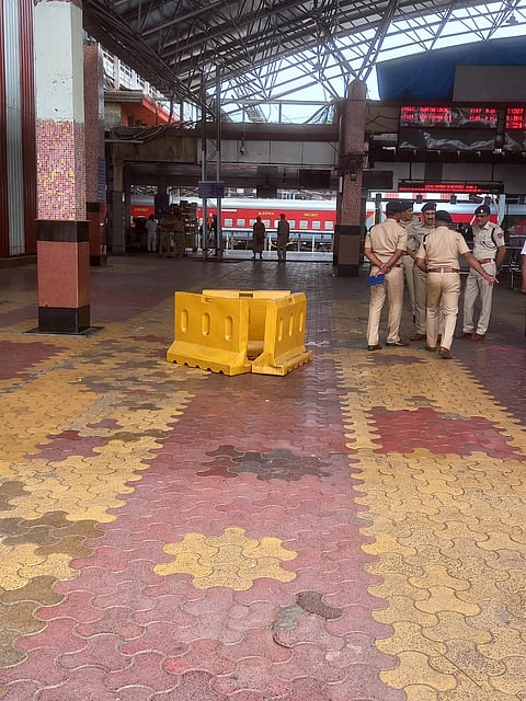 बॅरिकेडच्या आत बॉम्ब सदृष वस्तू