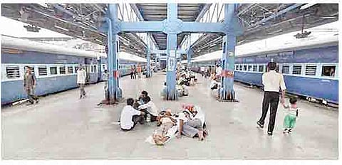 स्टेशनवर राहणार्या भाऊ-बहीण ज्येष्ठांना मिळाले घर