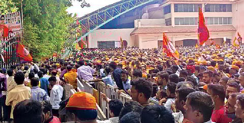 राज ठाकरेंच्या सभेमुळे पोलिसांवर ताण; गेटवर गर्दी थोपवल्याने परिस्थिती झाली होती तणावग्रस्त